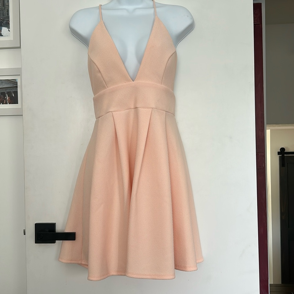 Paper Chandelier Los Angeles Dress Size Medium! Peach, salmon, pink color.